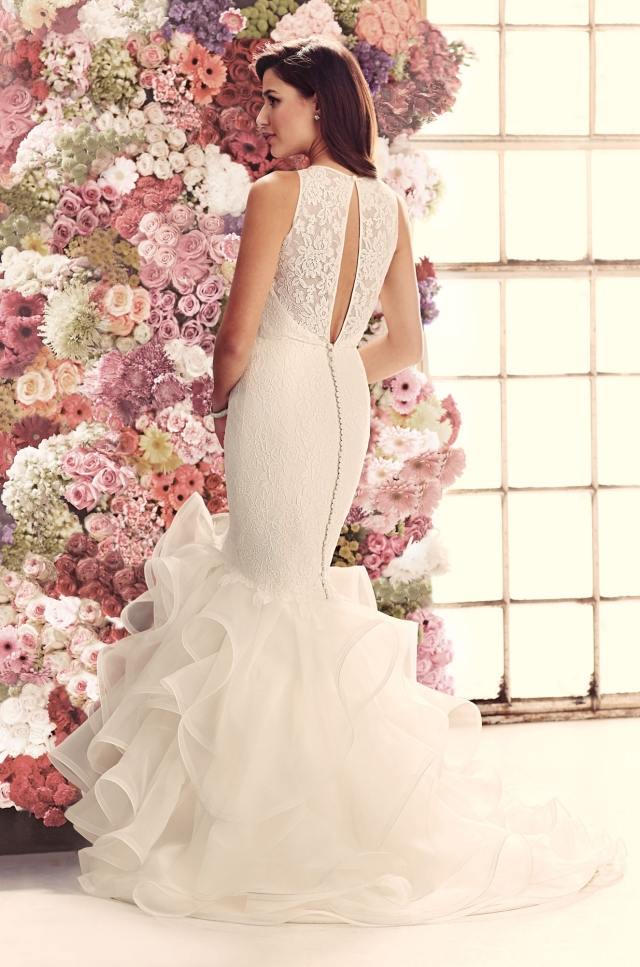 Svadobné šaty-čipka-kryt-zadný-rozparok-bohatý-riasený-dole