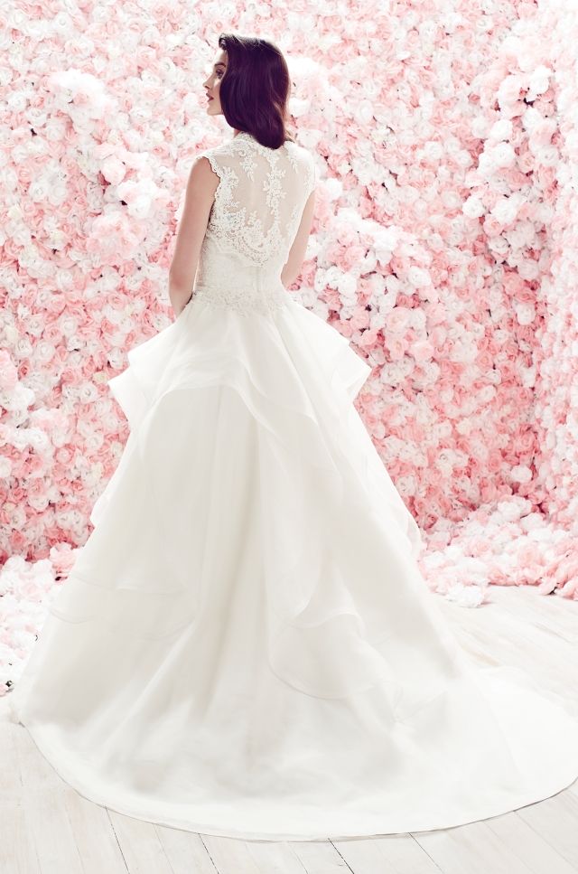 Dlho splývajúce-svadobné šaty-s-vlečkou-čipkou-chrbát-Mikaella