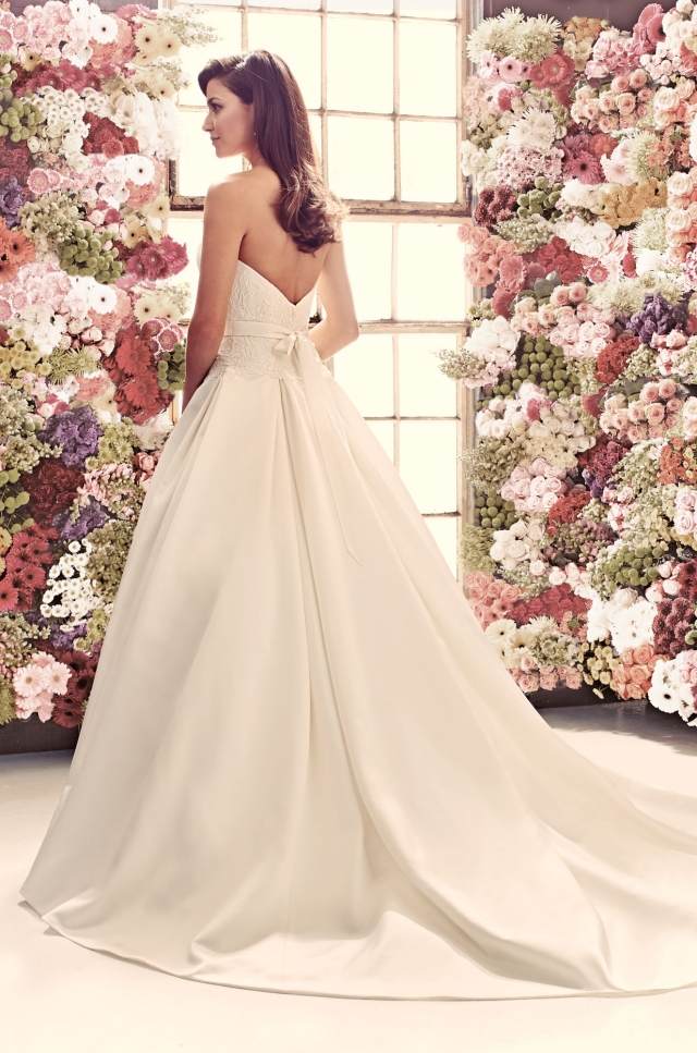 objemné závesné šaty-hlboký výstrih-tvar-V-svadobná móda