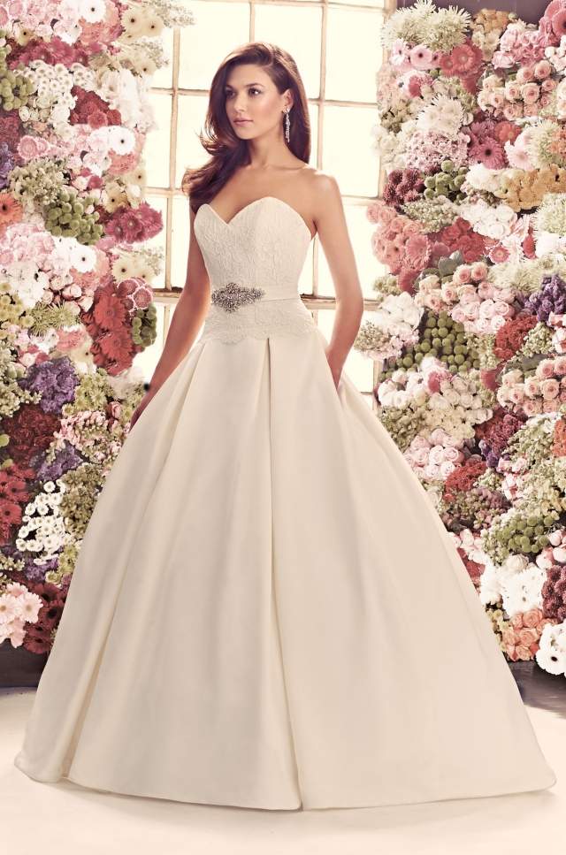 objemné-svadobné-šaty-v tvare srdca-výstrih-dekorácie-perlové kamene