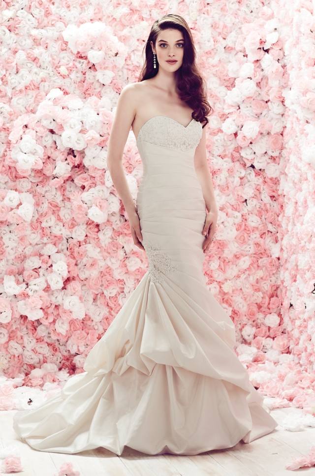 svadobné šaty bez ramienok-zavesené-na boku-moderný-mikaella-dizajn