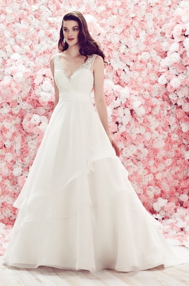 Čipka-dekolt-V-krk-romantické-svadobné-šaty-čipky-prvky