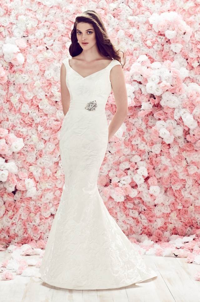 Krásne-svadobné-šaty-na-ramienka-výstrih do V-brošne-šperky-predné