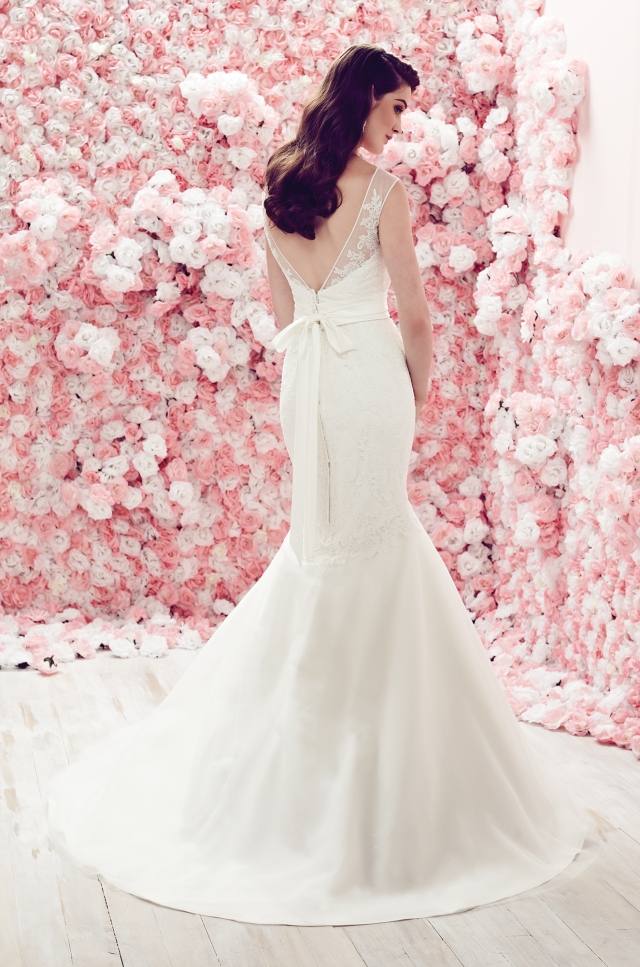 chrbtové-svadobné-šaty-biele-dlhé-čipkované-pletené-prvky-mikaella