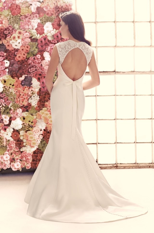 Romantické-svadobné šaty-s-vlečkou-čipkou-vzadu-rozparkom-Mikaella