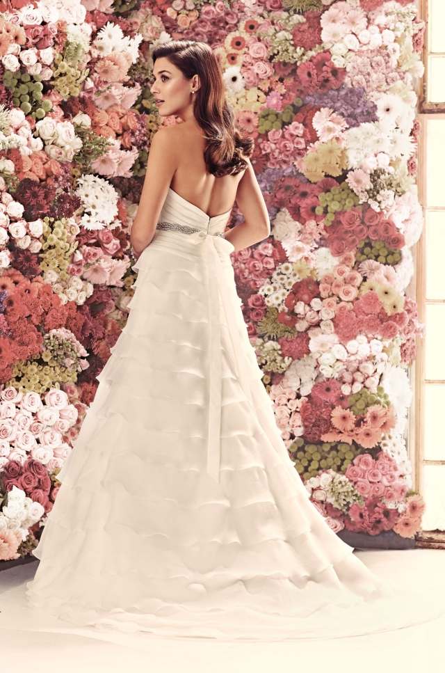 skladané svadobné šaty-bez chrbta-objemné-s-perlami-šité na opasok