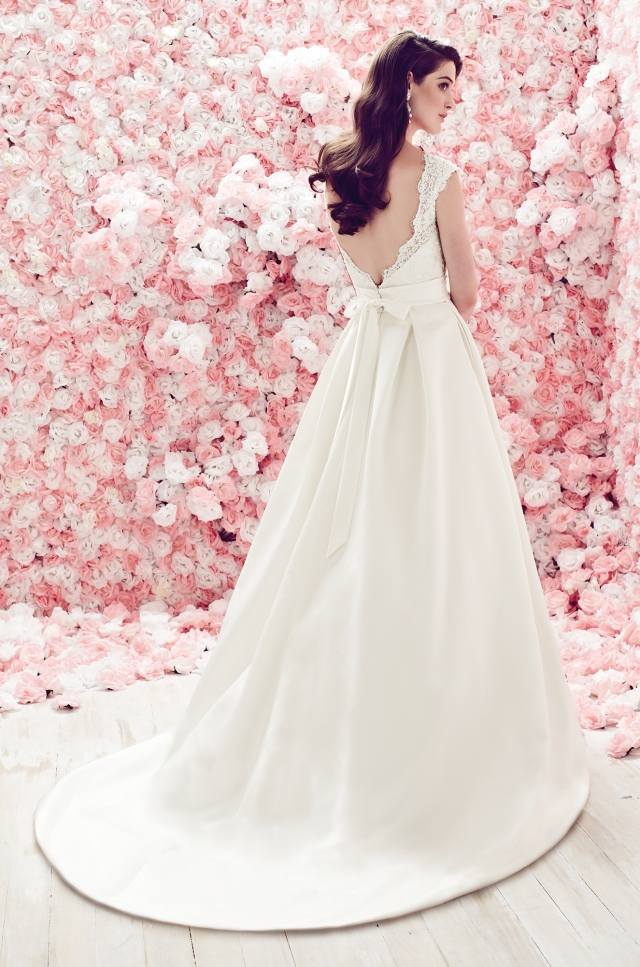 Kolekcia Mikaella-svadobné-šaty-na-ramienka-čipka-romantické-holé-vzadu