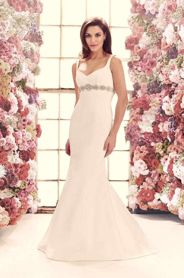 Mikaella-svadobna-moda-svadobne-saty-ozdobene-kamienkami-brošnovými perlami