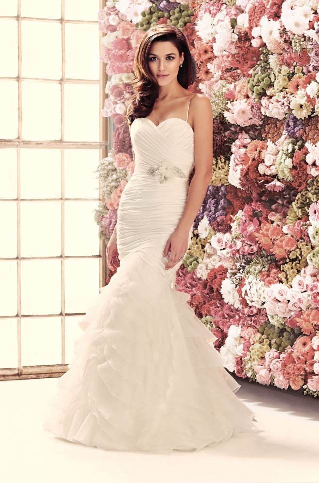 dlhé volánové šaty-svadobná móda-výstrih v tvare srdca-tenké ramienka-v páse namáhané