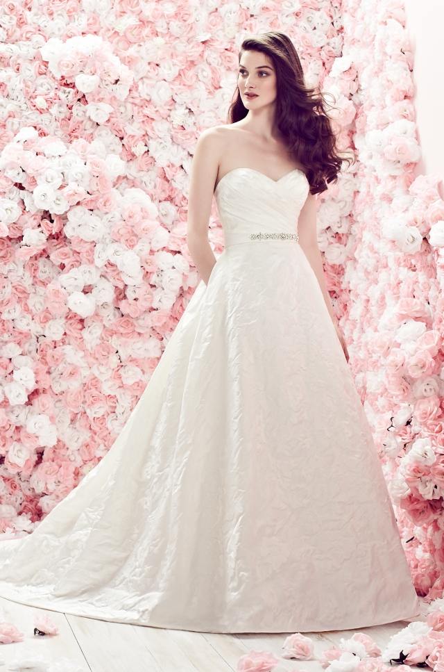 Dlhé svadobné šaty-s-opaskom-šperky-kamienky-srdiečkový výstrih