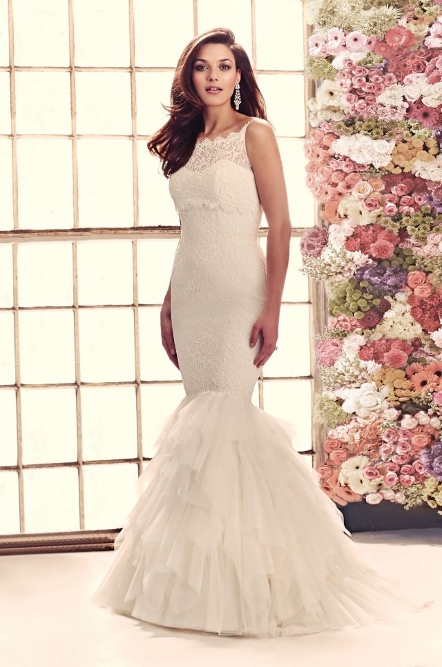 obyčajné svadobné šaty tenké ramienka s vysokým výstrihom zavesené nižšie