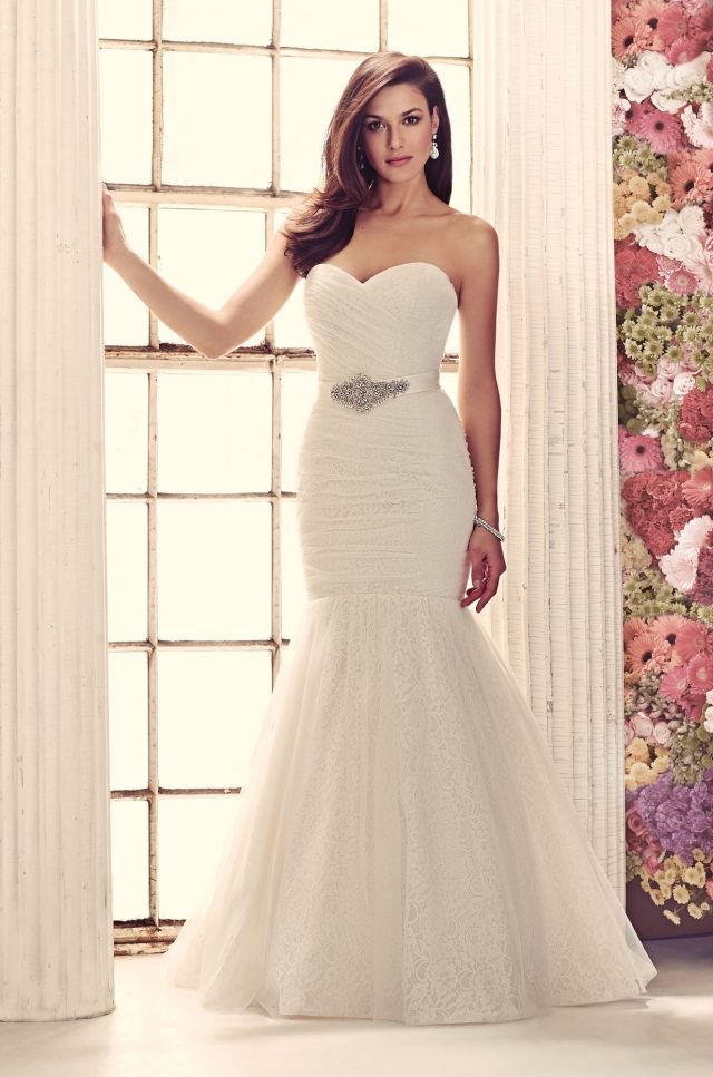 Svadobné módne šaty-zdôraznenie-krásne-krivky bokov-dekolt-v tvare srdca