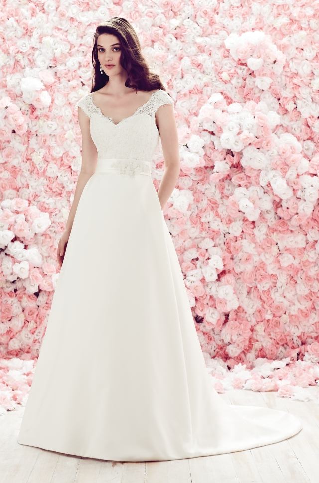 Svadobné šaty-výstrih do V-čipka-kryt-klasický-dizajn