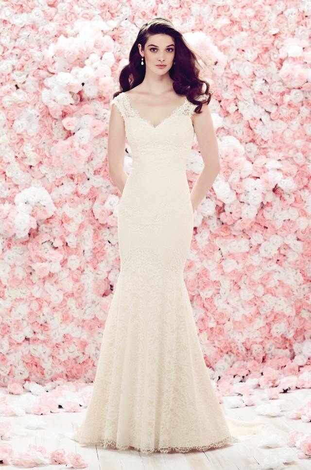 svadobné šaty-s výstrihom v-tenkými ramienkami-čipkovým úpletom-efekty