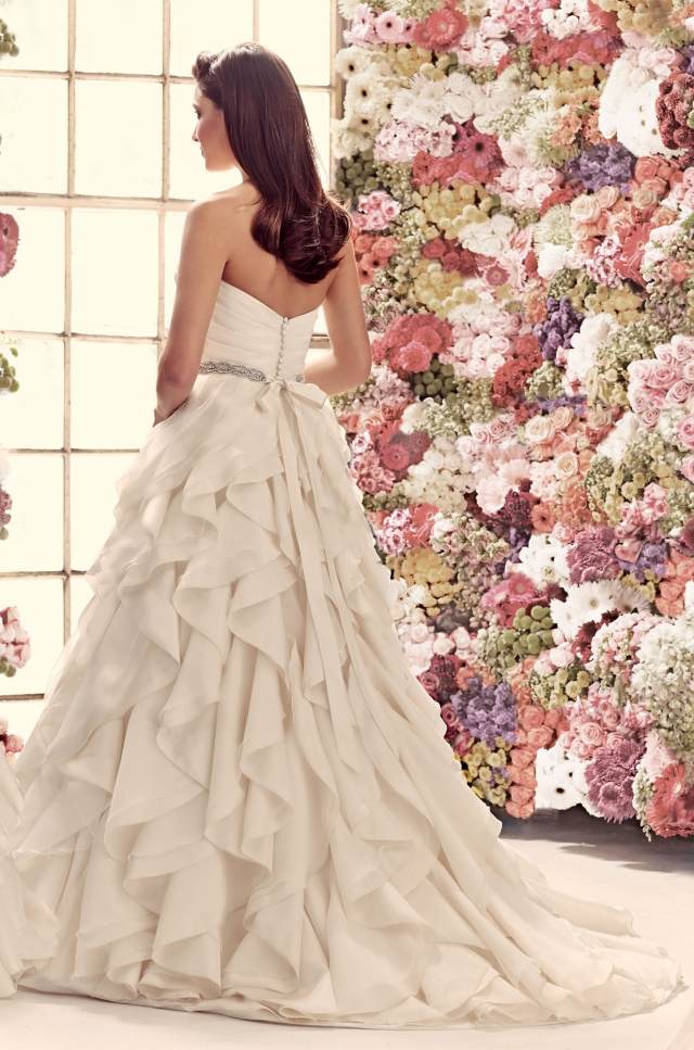 Svadobné šaty-s-dlhými vláčikmi-mašličkami-prehodenými-chrbtom-mikaellou