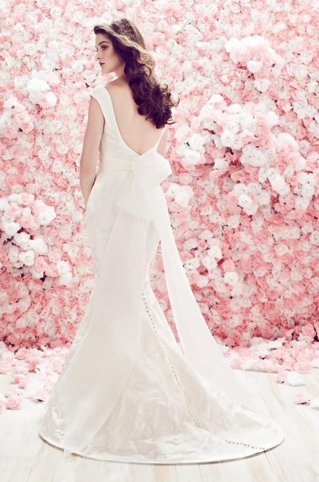 Svadobné šaty-s-dlhými mašľami-mašľou-holým chrbtom-hrubé ramienka