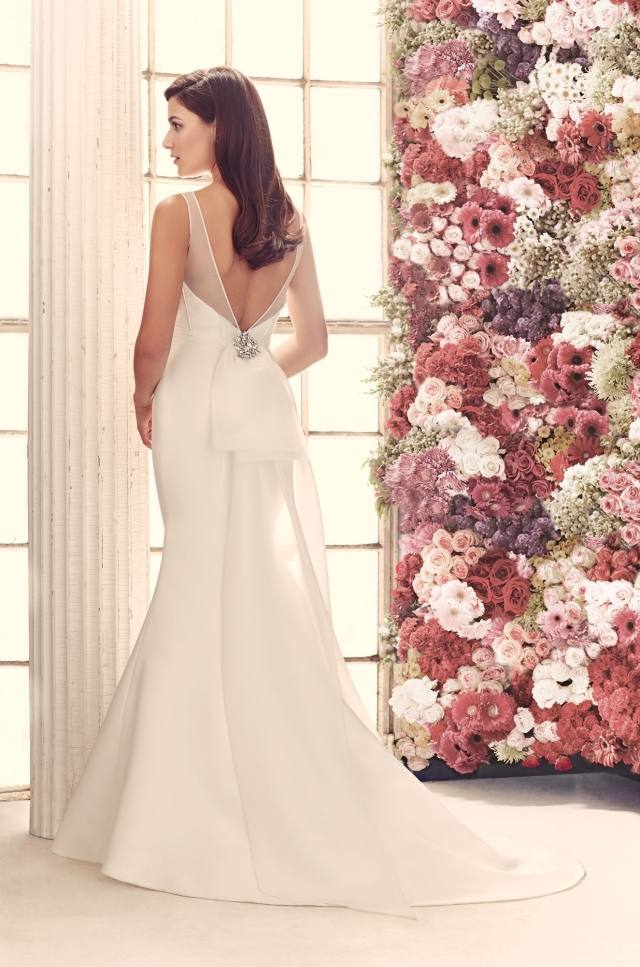 Svadobné šaty-trendy-tečúce-látky-hodváb-tyl-brošne-šperky