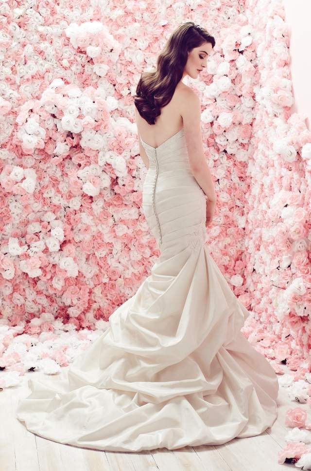Svadobné šaty-bez ramienok-skladaná-svadobná móda-2014
