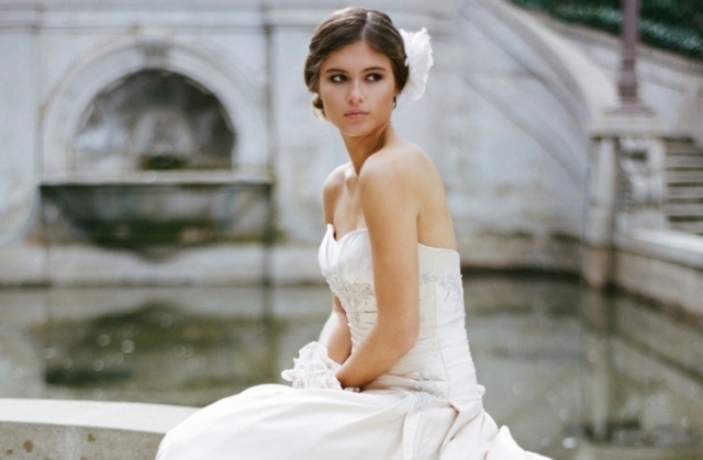 krásna-nevesta-účes-šaty-deko-vlasy