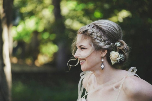 romantický-účes-vrkoč-drdol-ruža-nevesta