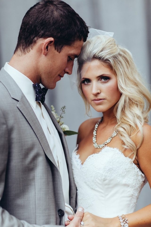 moderný-účes-manželstvo-pár-blondína-nevesta