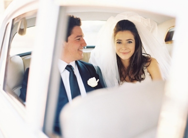 klasický-nevesta-závoj-auto-manželstvo-pár