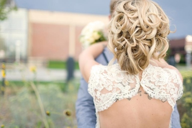 blond vlasy-nevesta-účes-zadný výstrih