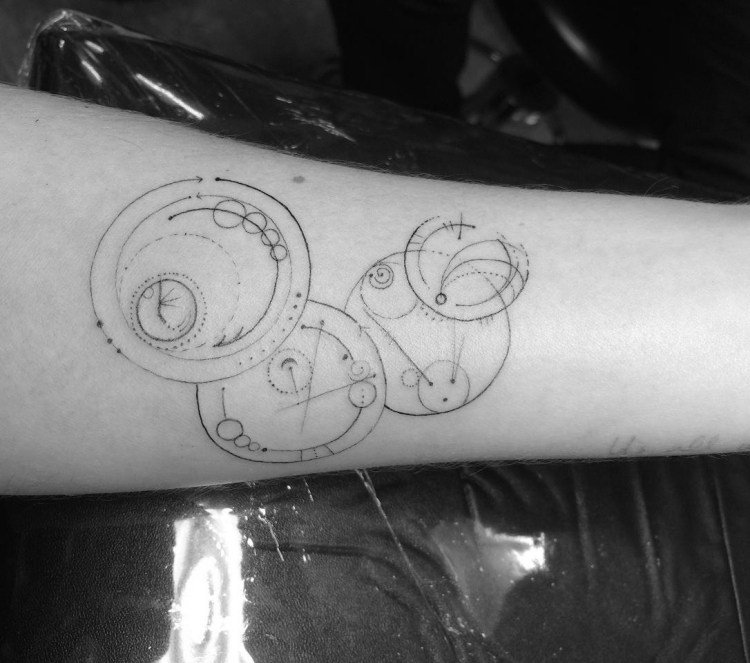 filigránske-tetovacie motívy-paže-kruhy-šípky-jemné čiary