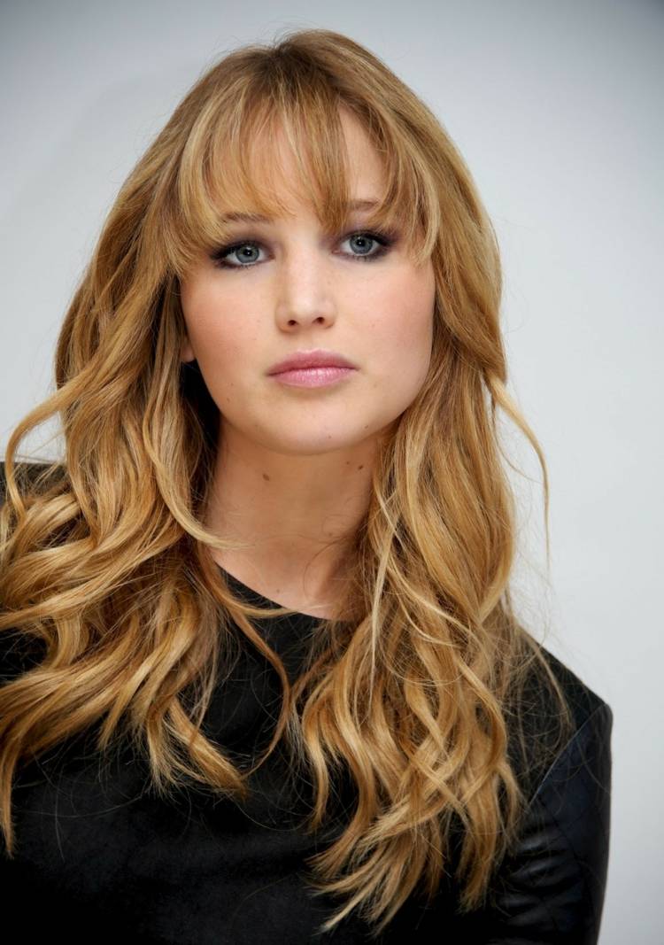 Pridajte k dlhým vlasom ofinu účesy pre dlhé vlasy otvorená ofina idea vlny jennifer lawrence