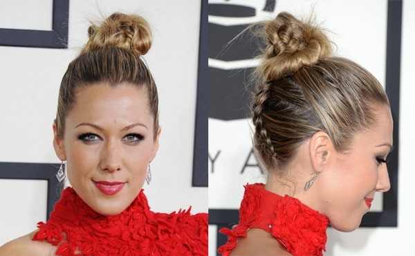 Colbie Caillat s drdolovo červenými šatami z peria Drdol-up-up náušnice do účesu