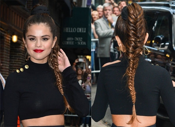 Selena Gomez vrkoč hnedé vlasy čierny outfit dlhý cop-crop-top-červené-pery