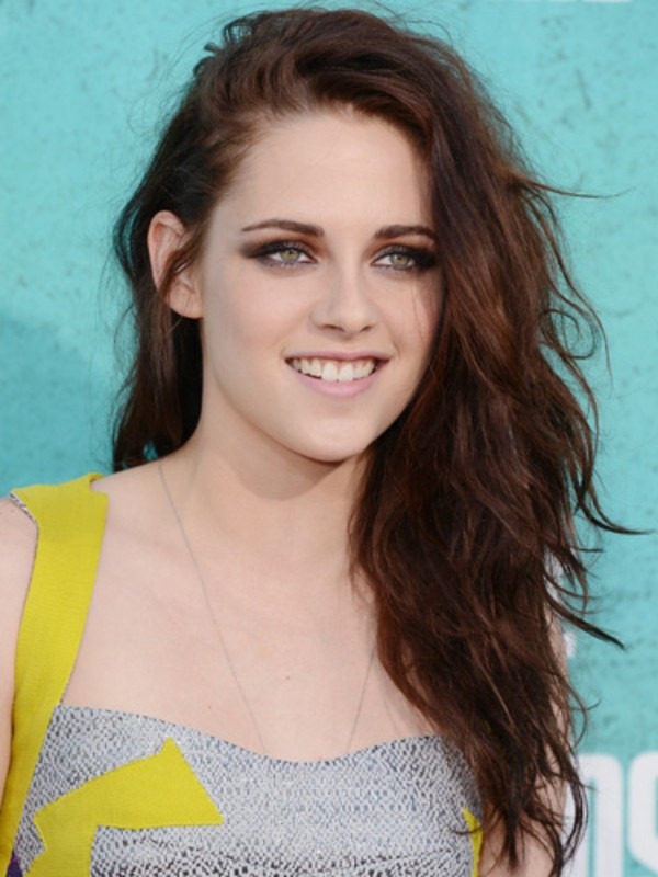 Vlasy Kristen Stewartovej upravené na stranu s bobby pinmi Účesy pre dlhé vlasy Šaty striebornej farby-so žltými prvkami-prirodzenejší vzhľad