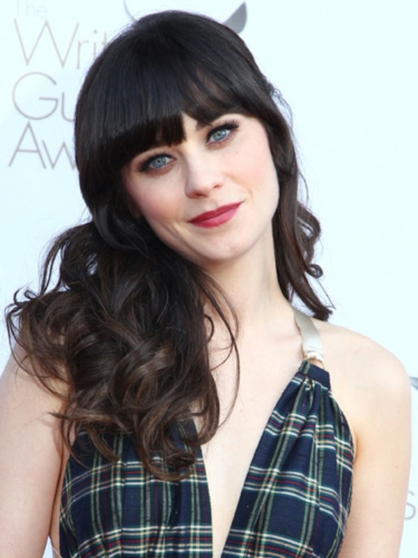 Zooey Deschanel ofina dlhé čierne vlasy kárované šaty s tupou ofinou