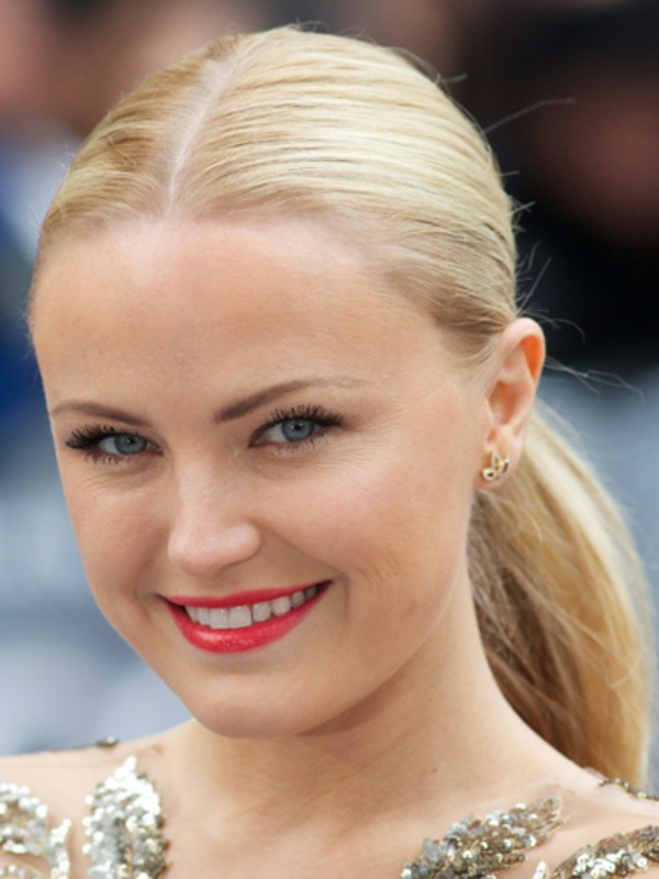 Malin Akerman rovný vlasový chvost sexy-účesy-na-dlhé-vlasy-blond-vlasy