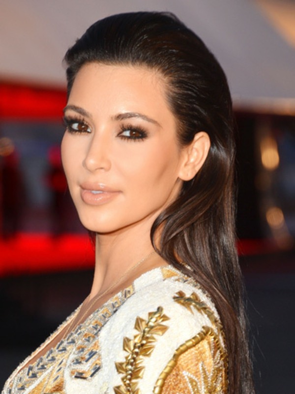 Kim Kardashian zafixovaná gélom na vlasy vyhladená Farebné šaty-s kvetmi-rovné vlasy