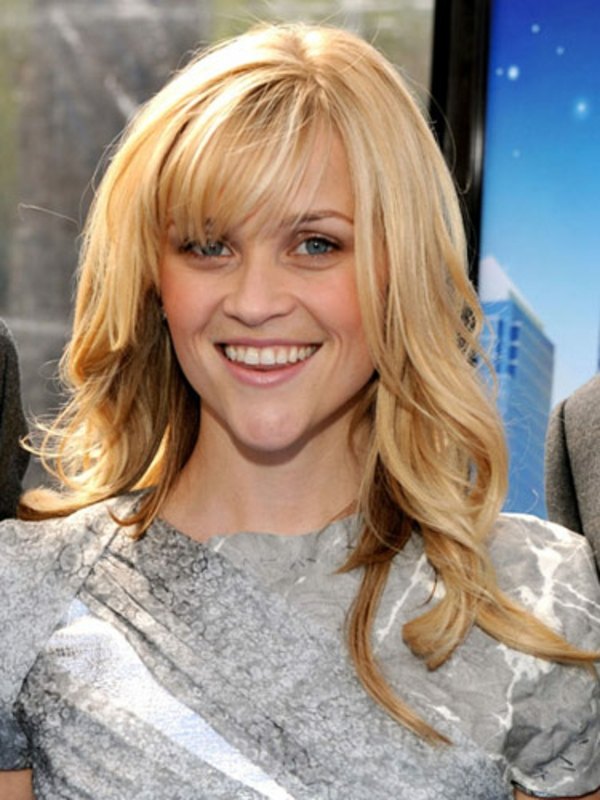 Účes poníka v strieborných šatách Reese Witherspoon Účesy pre dlhé vlasy strieborné šaty-dlhé-blond-šaty