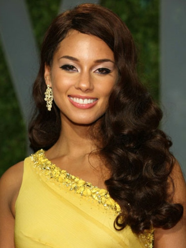 Alicia Keys žlté šaty dlhé vlasy predné rameno dlhé náušnice-dlhé-žlté-šaty-kučery