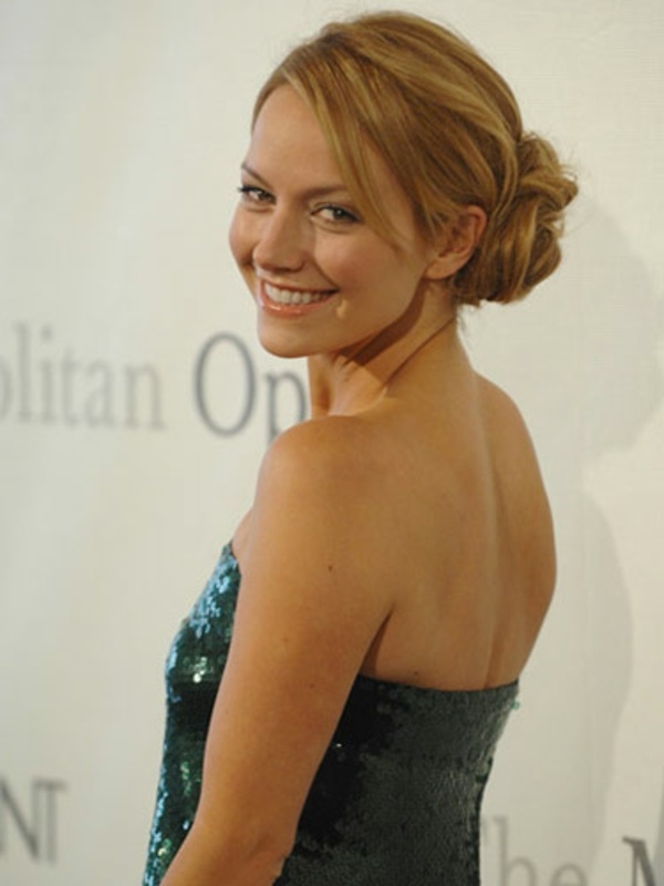 Večerné šaty bez ramienok Becki Newton Večerné šaty vpredu na drdol