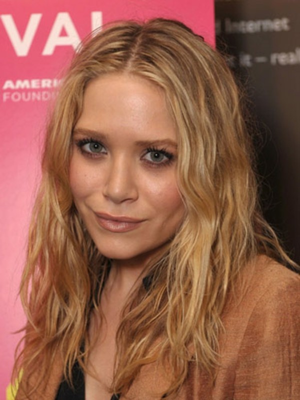 Uprostred sa lúči Mary Kate Olsen Účes-pre-dlhé-vlasy-surfovanie-vzhľad