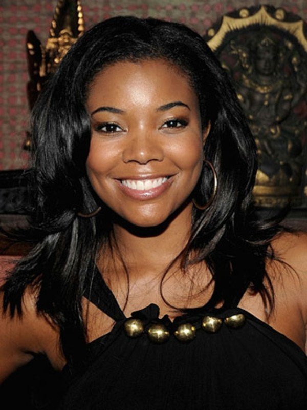 Gabrielle Union čierne vlasy po plecia Čierne šaty so zlatými prvkami