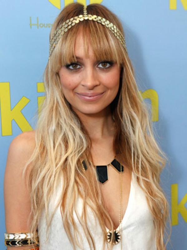 Čelenka v bielych šatách Nicole Richie Šperky do vlasov-šperky na krk-ležérny-letný účes