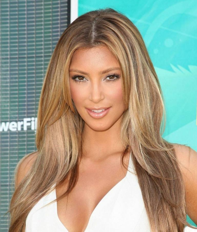 Účesy pre dlhé vlasy - jednoduchý zvrat na Kim Kardashian účesy pre dlhé vlasy kim kardashian blond otvorená ofina stredná rozchod