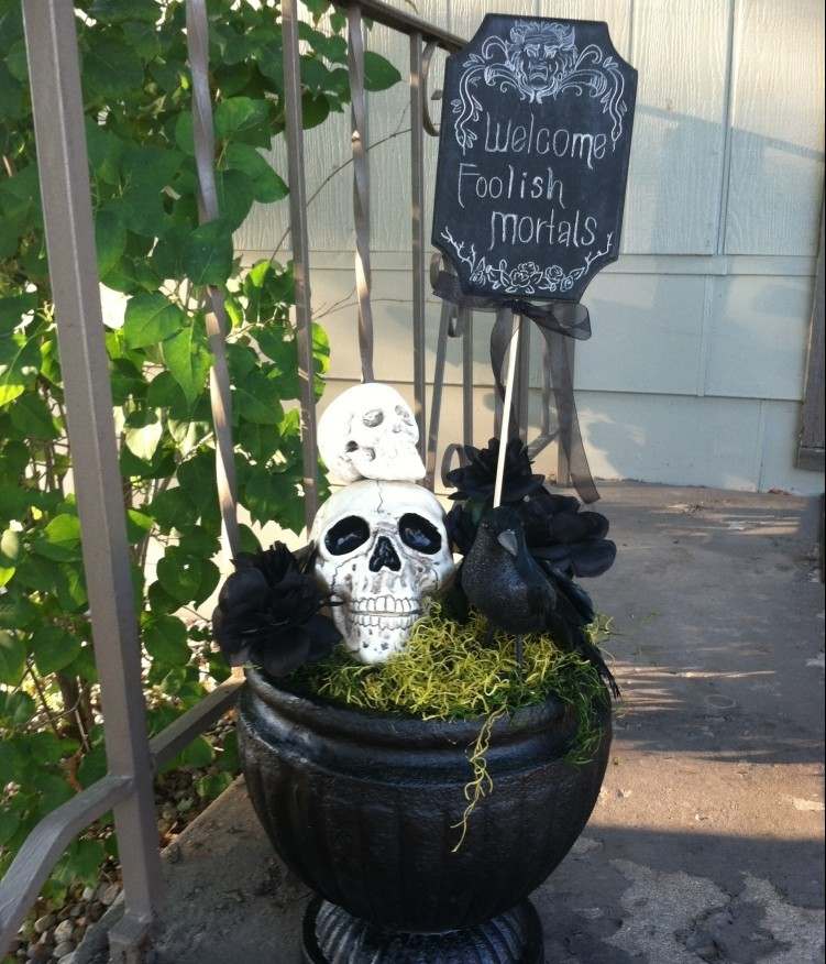 záhradné dekorácie-halloween-kvetináč-lebka-čierny-mach-kríky-zábradlie
