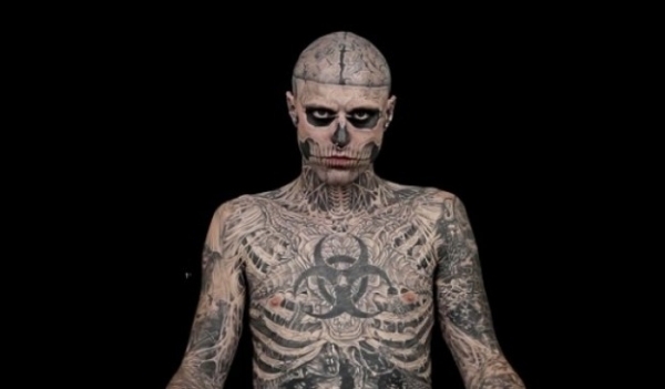 Zombie make-up-Halloween-Rick Genest-kostra tetovania zombie chlapca