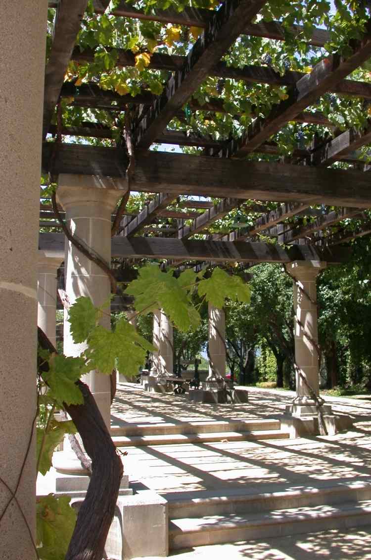 pergola-záhrada-drevostavba-stĺp-kameň-tieň-vinič