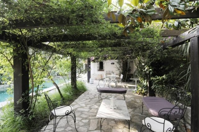 pergola záhradné lišty na ochranu súkromia romantický kovaný nábytok