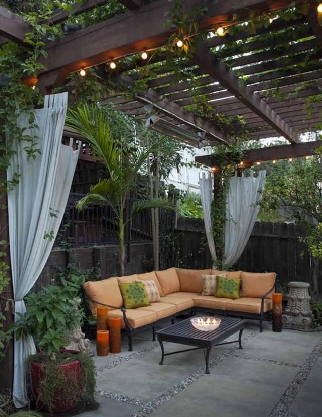 pergola v záhrade drevená zástena na ochranu osobných údajov plotové závesy úponky rohová sedačka