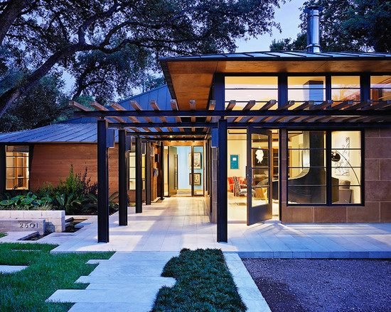 zastrešenie terasy kovové drevo moderná dlažba na trávnik