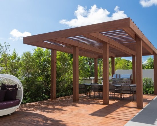 drevená pergola vonkajšia kuchyňa gril jedálenský kút rastliny na ochranu súkromia