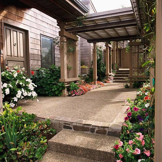 vchod drevená krytina chodník kvety kvitnúce